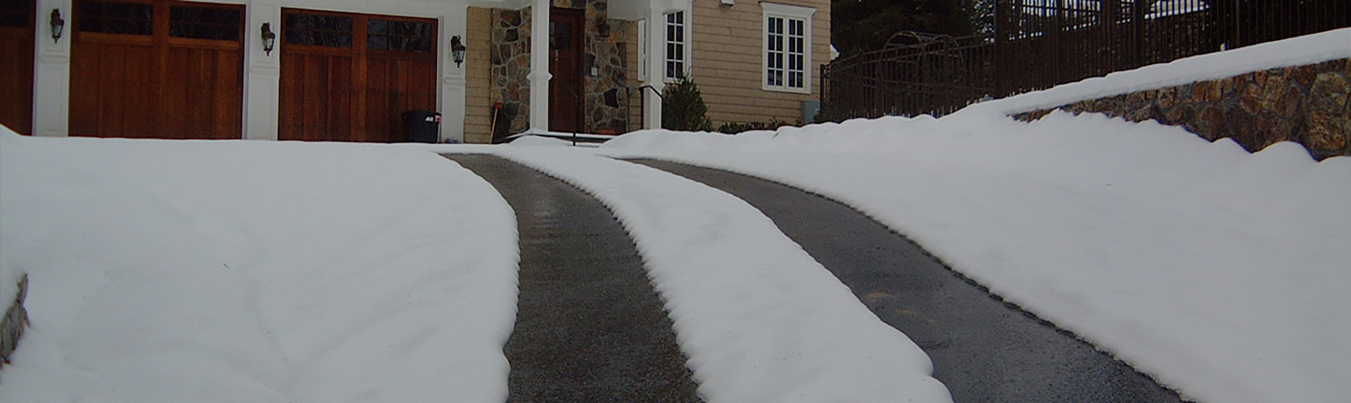 https://www.warmzone.com/snow-melting/about-heated-driveways/media/image/heated-driveway-tire-tracks-2drk.jpg